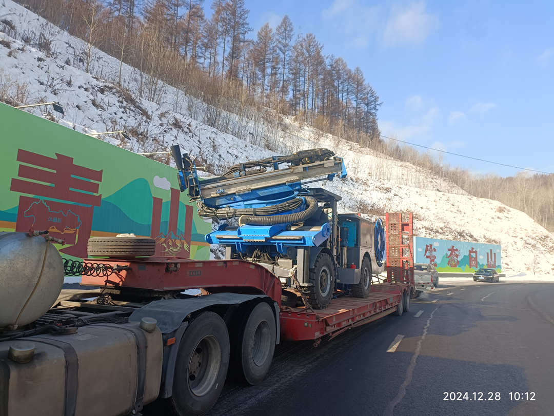 鵬翔智裝中深空采礦臺(tái)車榮耀交付，助力五道陽(yáng)岔鐵礦前行